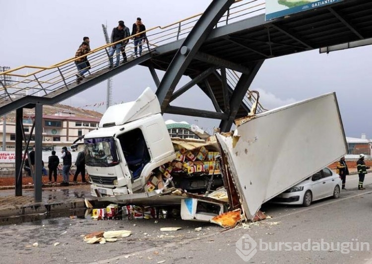 TIR dorsesi otomobilin üzerine devrildi!