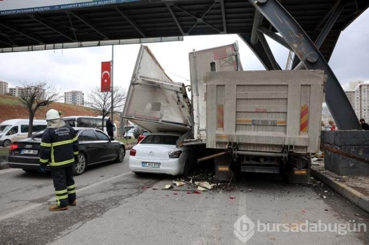 TIR dorsesi otomobilin üzerine devrildi!