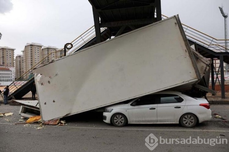TIR dorsesi otomobilin üzerine devrildi!