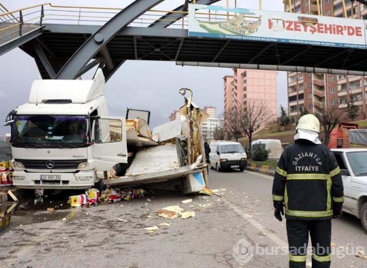 TIR dorsesi otomobilin üzerine devrildi!