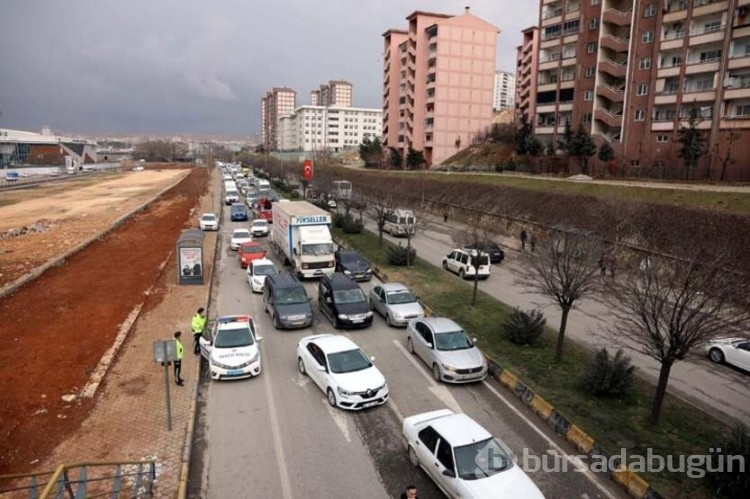 TIR dorsesi otomobilin üzerine devrildi!