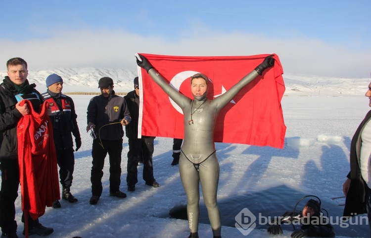 Bir daha kırılamayacak bir rekor için buz altına daldı
