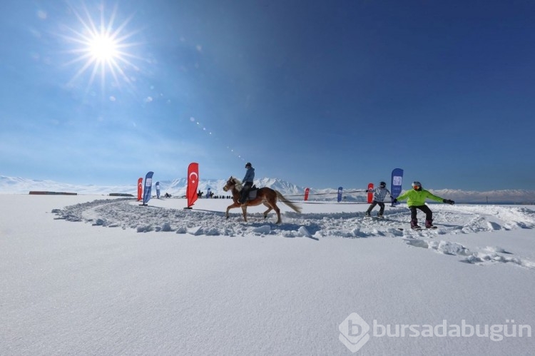 Van'da sporcular karda "atlı snowboard" yaptı
