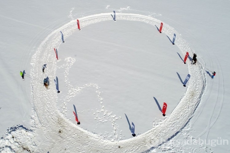 Van'da sporcular karda "atlı snowboard" yaptı
