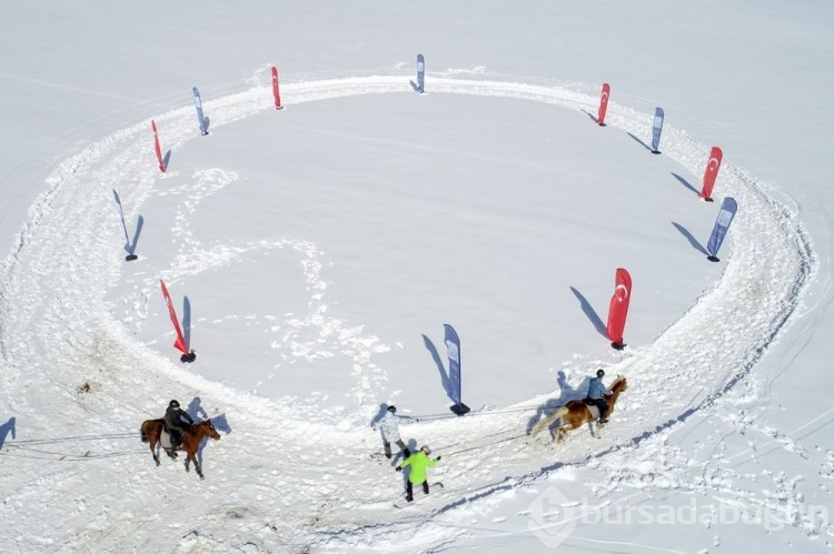 Van'da sporcular karda "atlı snowboard" yaptı
