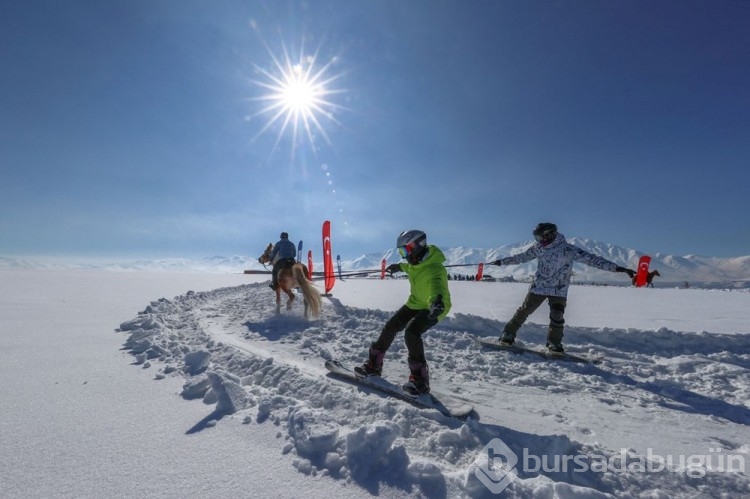 Van'da sporcular karda "atlı snowboard" yaptı
