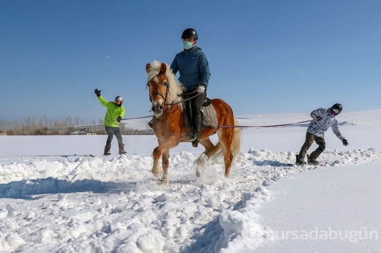 Van'da sporcular karda "atlı snowboard" yaptı
