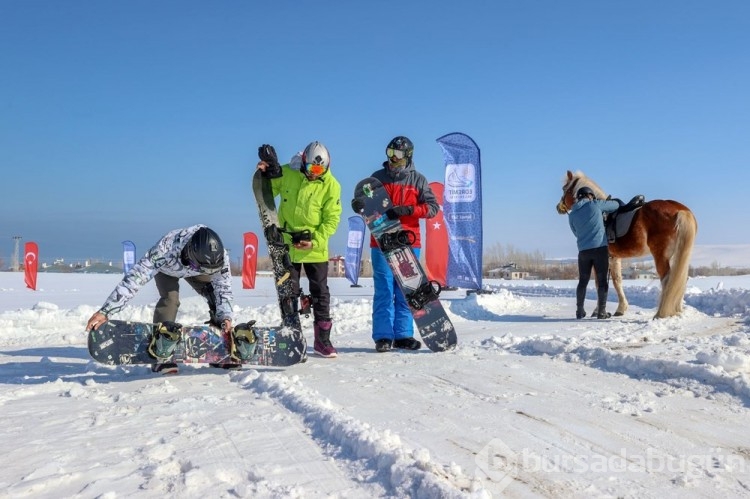 Van'da sporcular karda "atlı snowboard" yaptı
