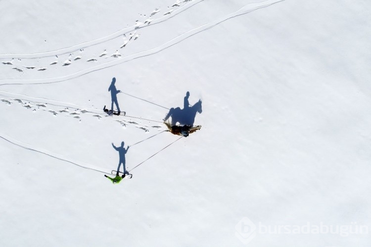 Van'da sporcular karda "atlı snowboard" yaptı
