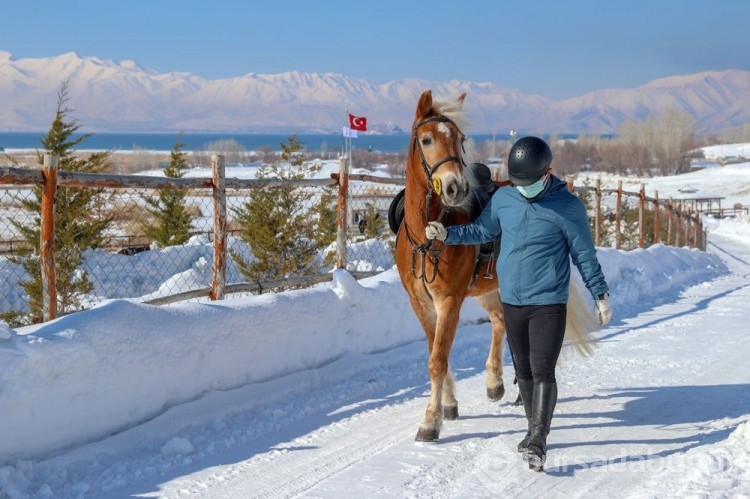 Van'da sporcular karda "atlı snowboard" yaptı
