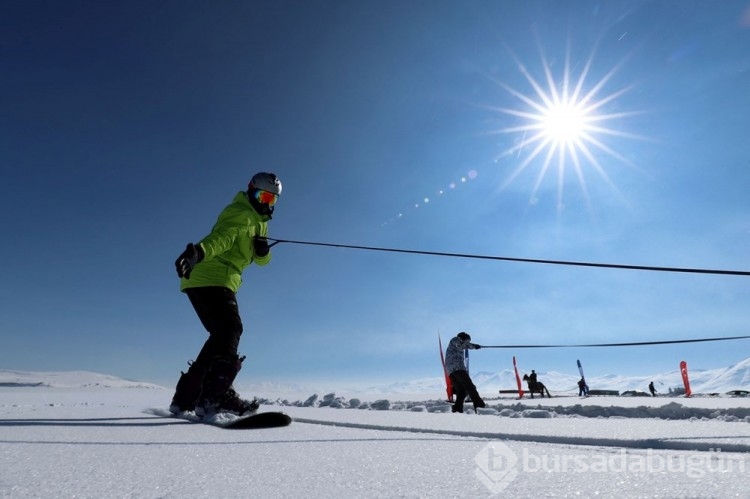 Van'da sporcular karda "atlı snowboard" yaptı
