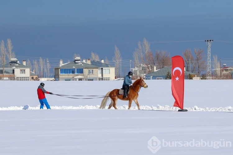 Van'da sporcular karda "atlı snowboard" yaptı
