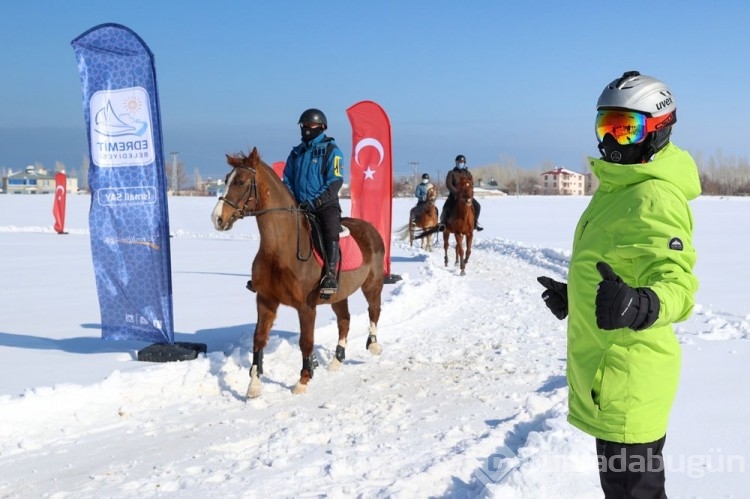 Van'da sporcular karda "atlı snowboard" yaptı
