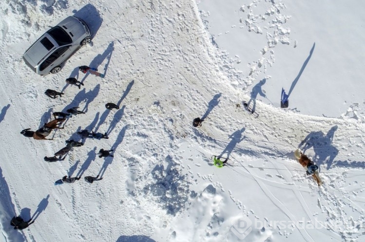 Van'da sporcular karda "atlı snowboard" yaptı
