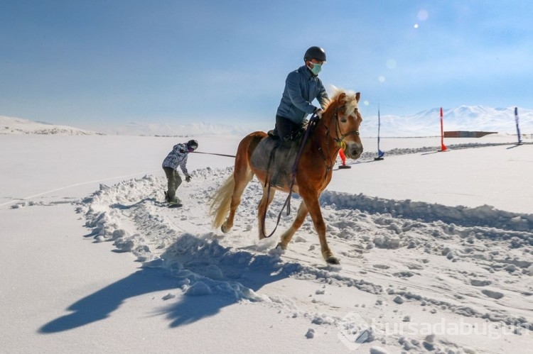 Van'da sporcular karda "atlı snowboard" yaptı
