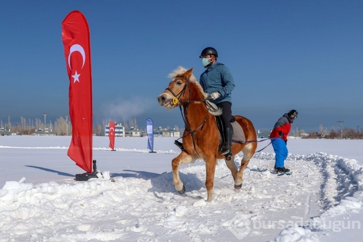 Van'da sporcular karda "atlı snowboard" yaptı
