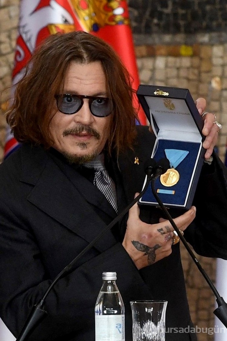 Johnny Depp Sırbistan'dan liyakat madalyası aldı