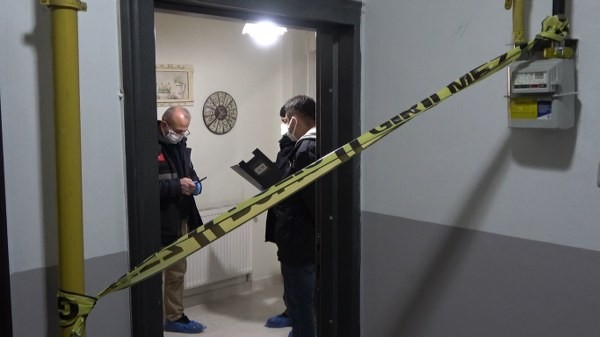 Emekli öğretmen evinde ölü bulundu!