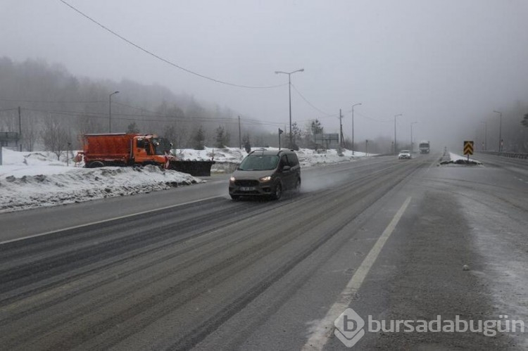 Bolu Dağı'nda sis ve kar yağışı!