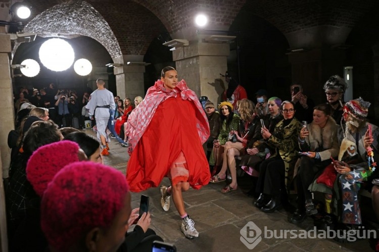 Londra Moda Haftası'na Irina Shayk damgası
