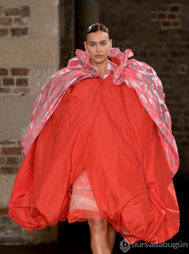 Londra Moda Haftası'na Irina Shayk damgası
