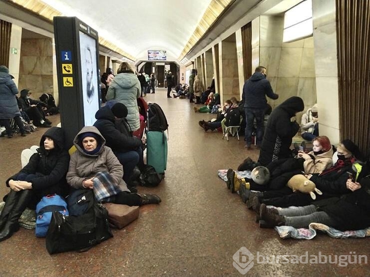 Ukraynalılar geceyi metro istasyonlarında geçirdiler!