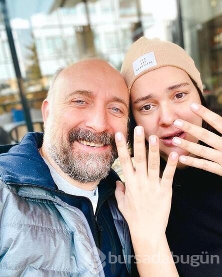 Bergüzar Korel ve Halit Ergenç toplu taşıma aracına bindi