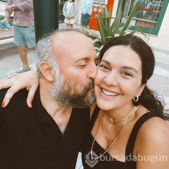 Bergüzar Korel ve Halit Ergenç toplu taşıma aracına bindi