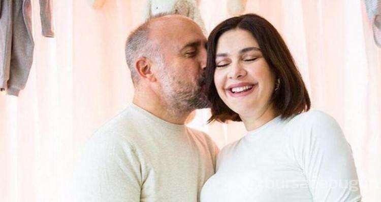 Bergüzar Korel ve Halit Ergenç toplu taşıma aracına bindi