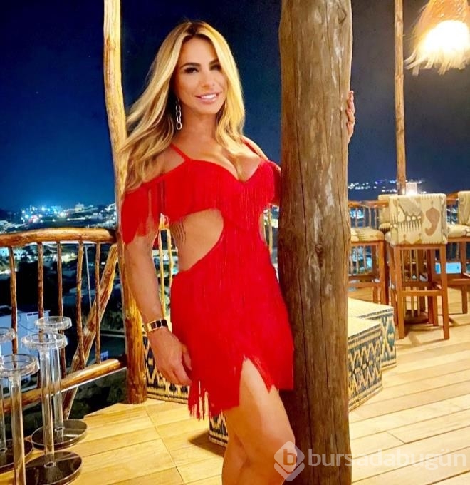 Genç adamlar onunla tanışmak için yarışa giriyor