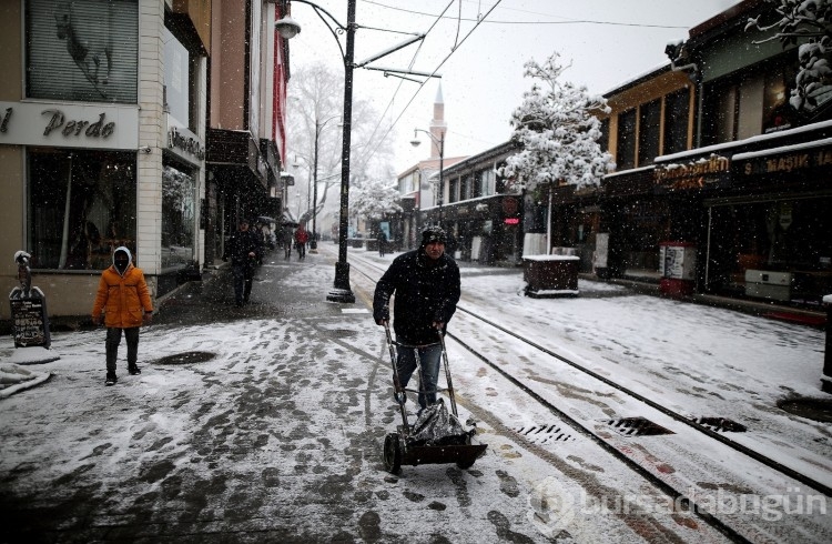 Bursa beyaz örtüyle kaplandı