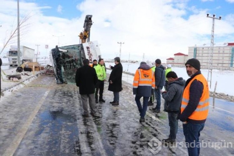 Ağrı'da yolcu otobüsü devrildi!