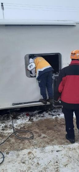 Ağrı'da yolcu otobüsü devrildi!