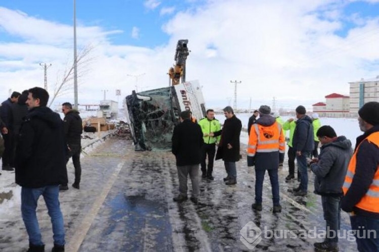 Ağrı'da yolcu otobüsü devrildi!