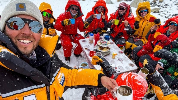 Everest'in zirvesinde çay partisi yapan dağcılar Guinness Rekorlar Kitabı'na girdi