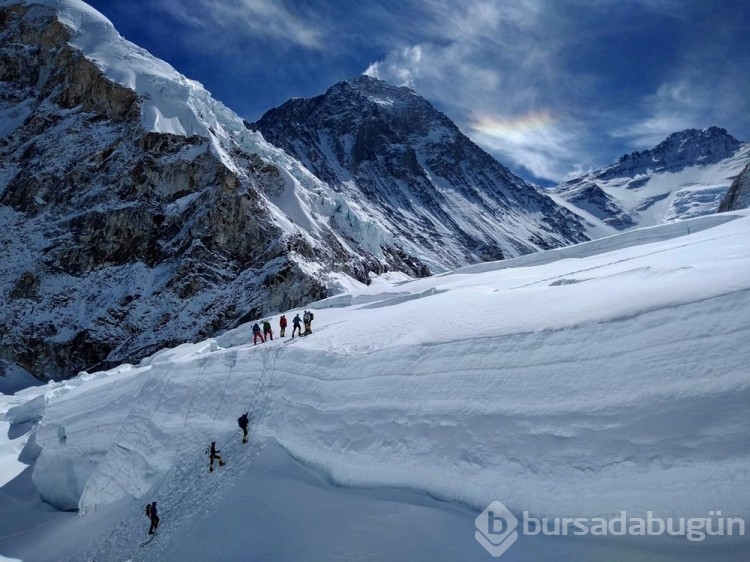 Everest'in zirvesinde çay partisi yapan dağcılar Guinness Rekorlar Kitabı'na girdi