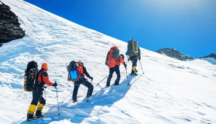Everest'in zirvesinde çay partisi yapan dağcılar Guinness Rekorlar Kitabı'na girdi