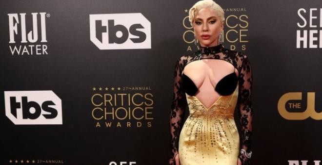 Lady Gaga'dan kırmızı halıda dekolte şov!