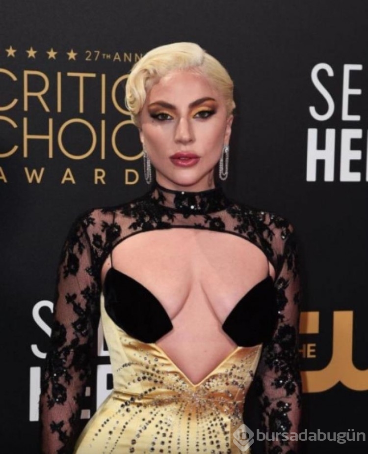 Lady Gaga'dan kırmızı halıda dekolte şov!