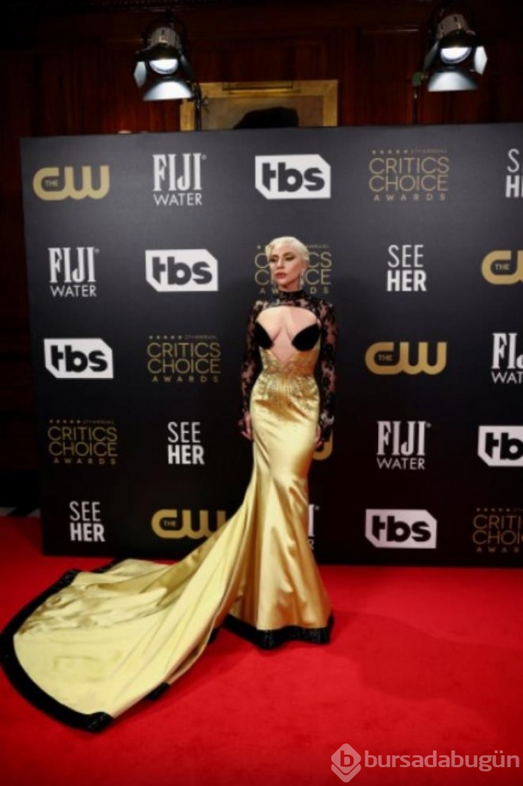 Lady Gaga'dan kırmızı halıda dekolte şov!