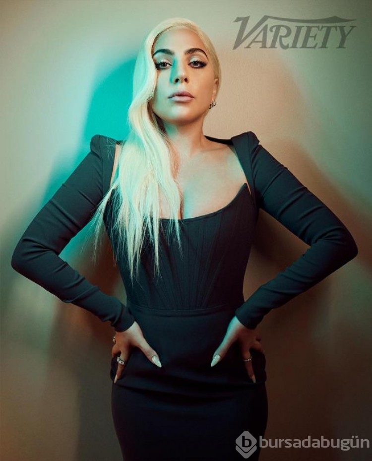 Lady Gaga'dan kırmızı halıda dekolte şov!