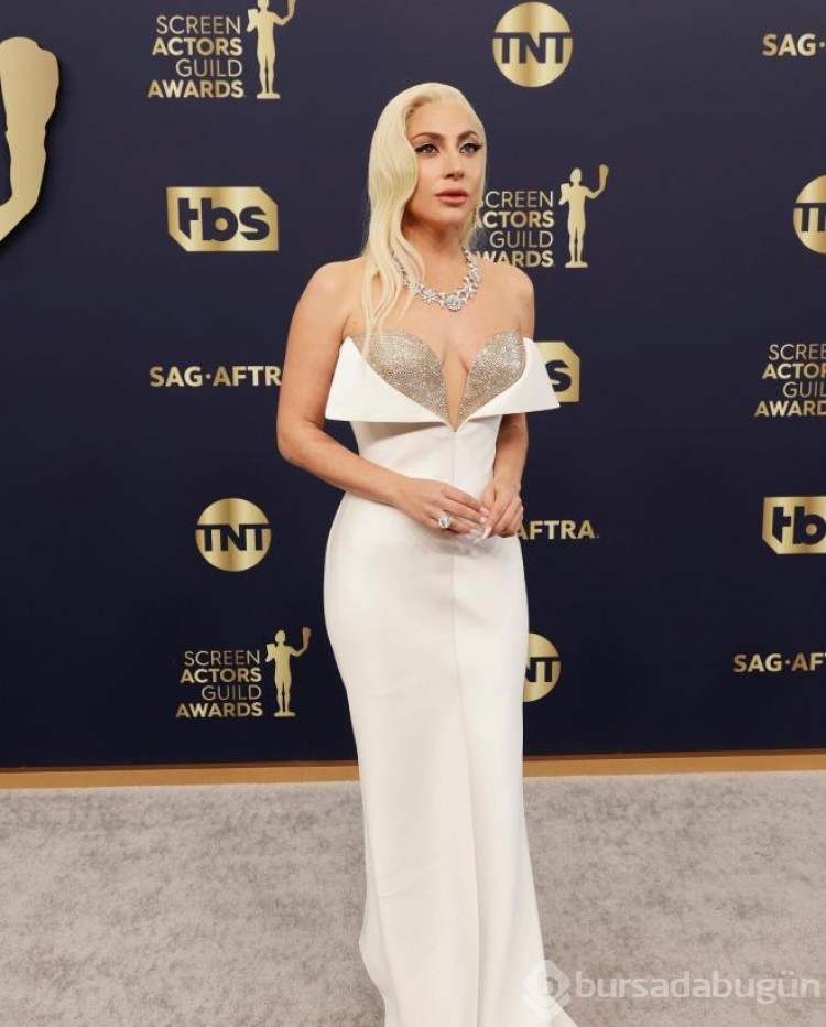 Lady Gaga'dan kırmızı halıda dekolte şov!