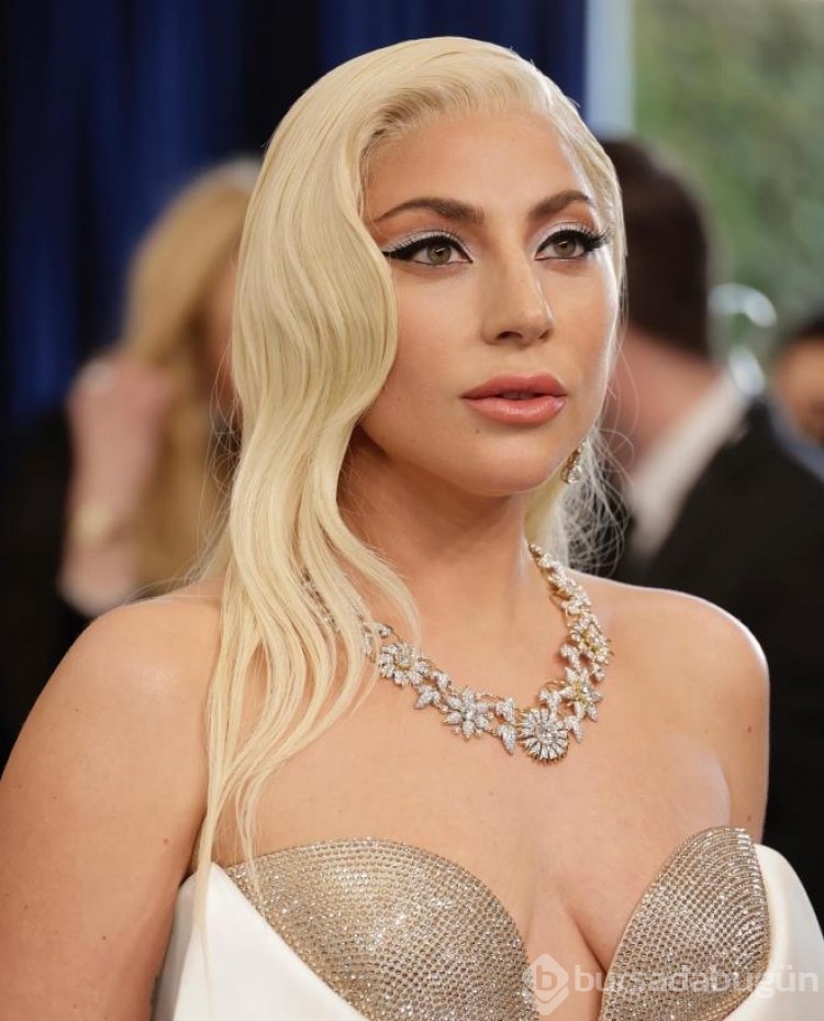 Lady Gaga'dan kırmızı halıda dekolte şov!