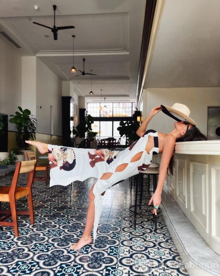 Eda Taşpınar mini bikinisiyle poz verdi