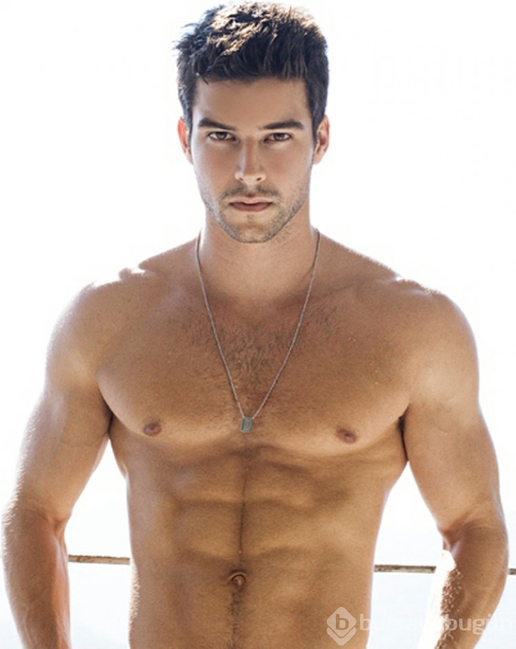 Ünlü model Bernardo Velasco fit vücuduyla dikkat çekiyor...