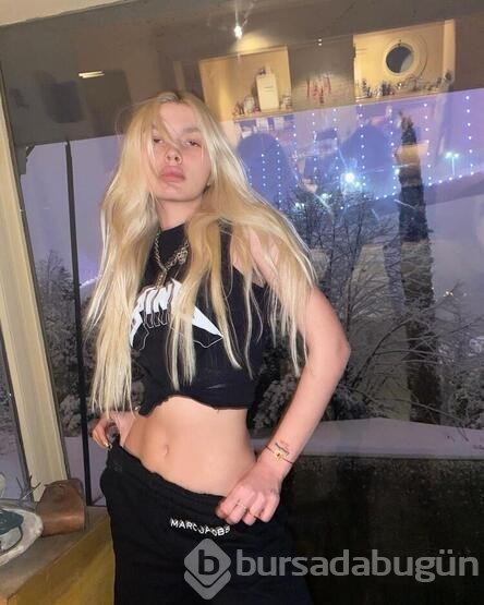 Aleyna Tilki hem tatil yapıyor hem para kazanıyor
