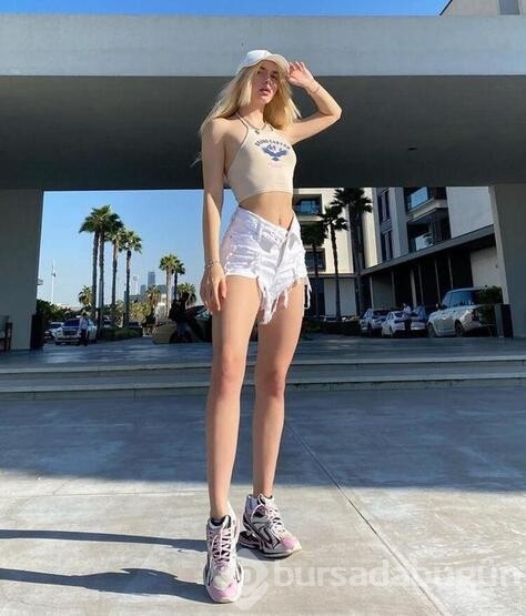 Aleyna Tilki hem tatil yapıyor hem para kazanıyor
