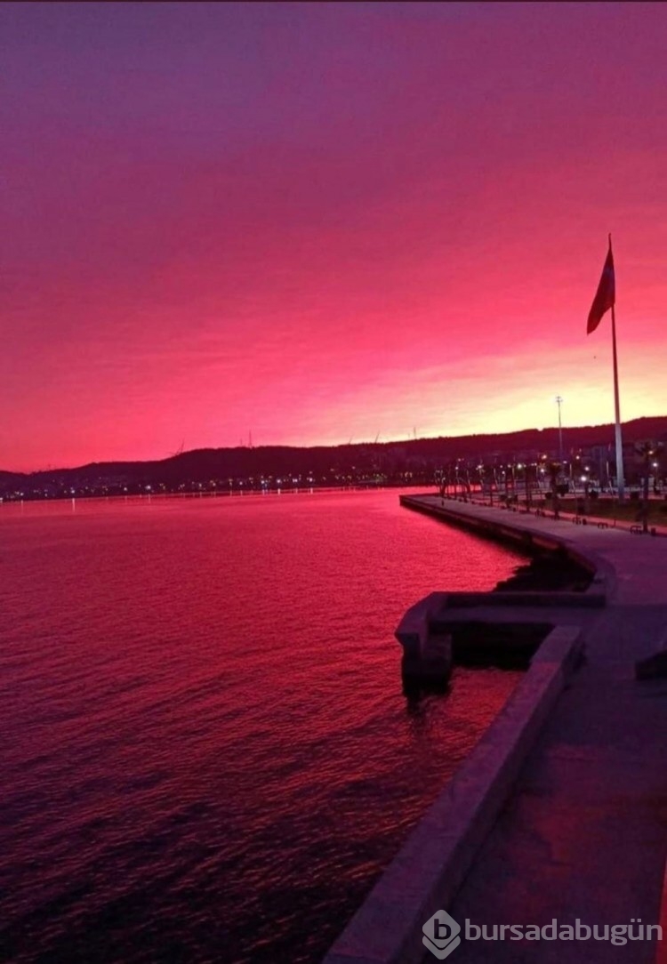 İzmir'de gökyüzü kızıla boyandı