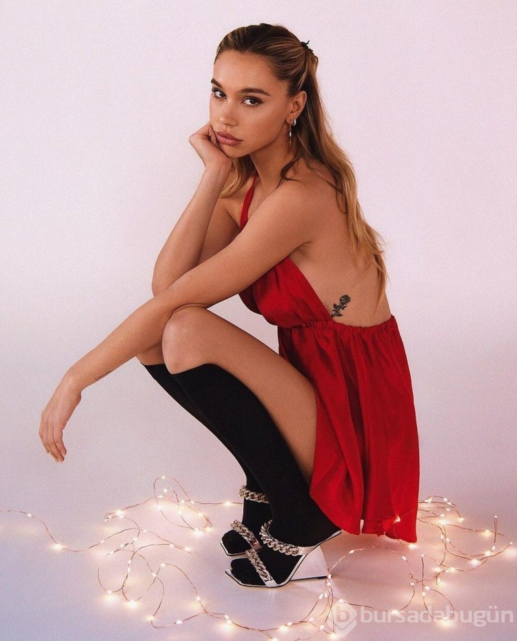 Dünyaca ünlü model Alexis Ren'in sütyensiz pozu