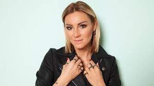 Pınar Altuğ'dan aşk pozu!